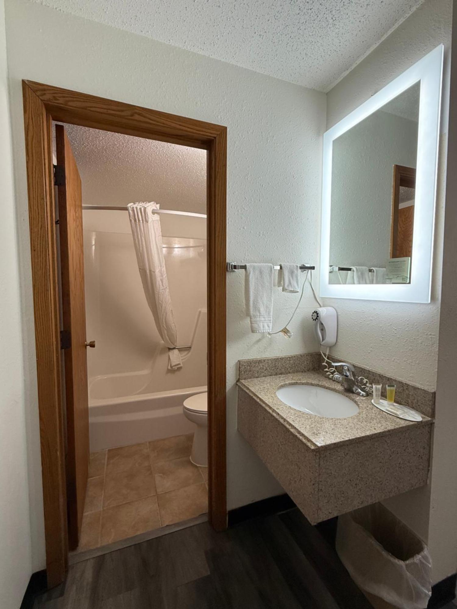 Super 8 By Wyndham West Fargo Main Ave Nd Motel Dış mekan fotoğraf